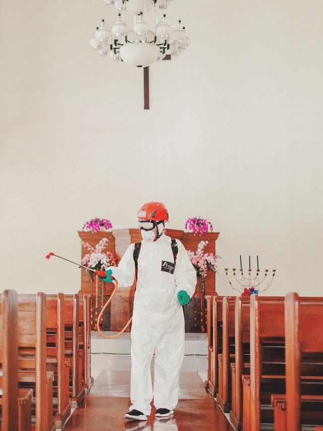 6 Potret Awkarin Jadi Relawan Pakai Baju Hazmat, Semprot Disinfektan di Tempat Umum