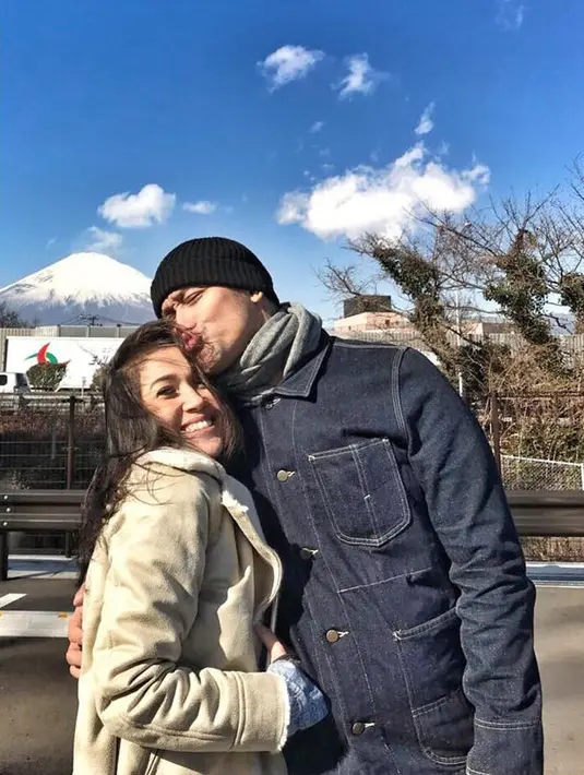 Pasangan ini terlihat berpose mesra di beberapa lokasi. Salah satunya adalah saat pose mencium mesra dengan latar belakang Gunung Fuji. (Foto: instagram.com/mieke_amalia)