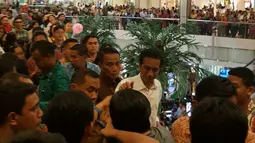 Pengunjung mal menghampiri Presiden Joko Widodo untuk bersalaman dan berfoto bersama di Pondok Indah Mall, Jakarta Selatan, Minggu (20/11). Banyak Pengunjung meneriakkan nama Jokowi dan melambaikan tangan meminta perhatian Sang Presiden. (Dok. Paspampres)