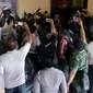 Suasana saat dua WNA terduga pembunuh polisi Kuta, Bali, tiba di Mapolda Bali. (Liputan6.com/Dewi Divianta)