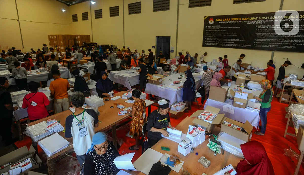 KPU Kota Tangerang Selatan saat ini tengah mempersiapkan logistik Pemilu 2024. (merdeka.com/Arie Basuki)