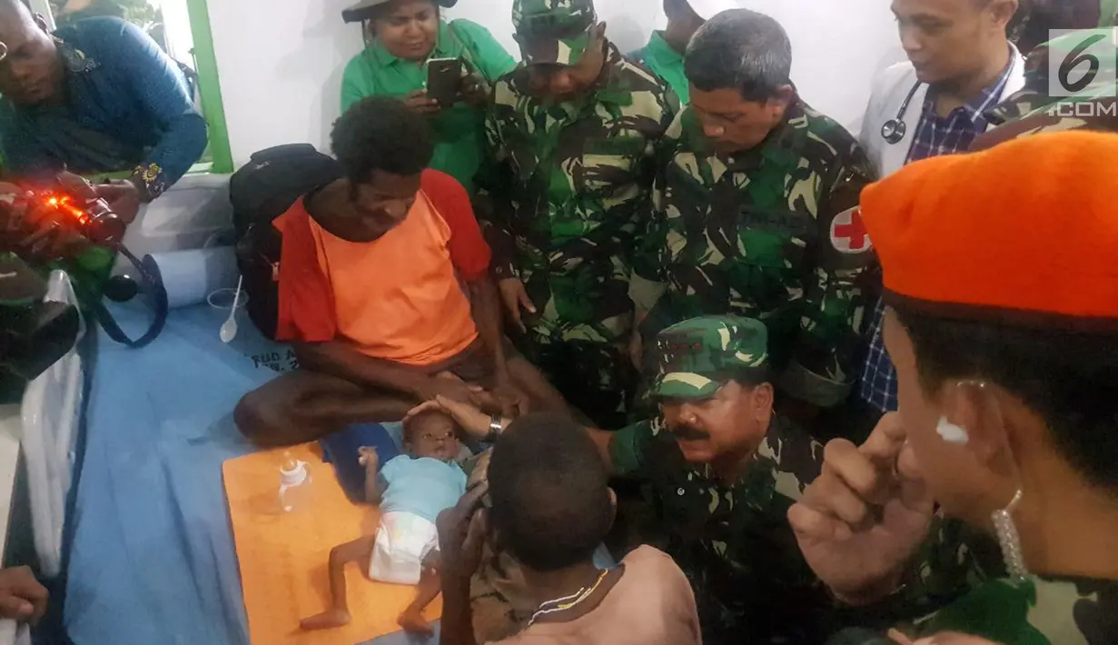 Panglima TNI Marsekal TNI Hadi Tjahjanto berbincang dengan orang tua dari salah satu anak penderita campak ketika mengunjungi RSUD Agats dan Posko Satgas Kesehatan TNI KLB, Kabupaten Asmat, Papua, Kamis (1/2). (Liputan6.com/Pool/Puspen TNI)