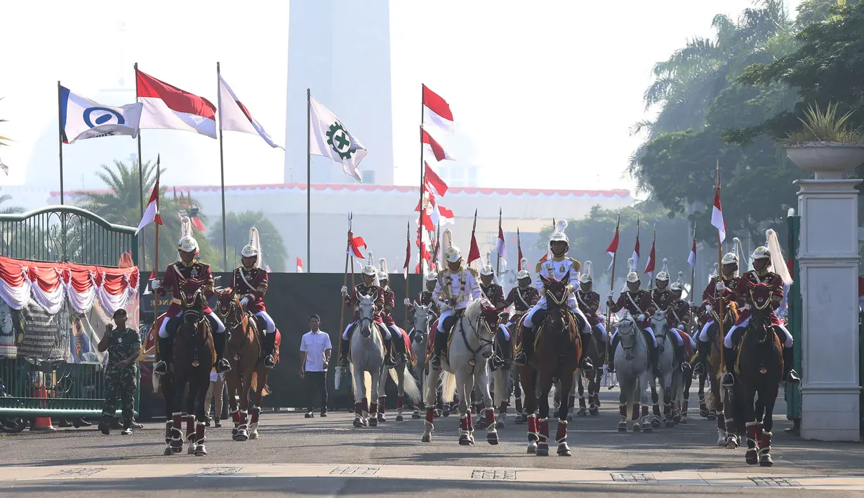 Kirab ini memadukan nuansa khidmat dan semarak, menyatukan simbol-simbol sejarah perjuangan bangsa dengan ragam kekayaan budaya Nusantara. (KapanLagi.com/Budy Santoso)