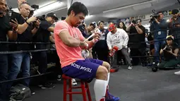 Petinju Manny Pacquiao bersiap untuk berlatih di sebuah klub tinju di Los Angeles, AS, Rabu (9/1). Juara kelas welter WBA tersebut mengaku fokus untuk mempertahankan gelarnya saat melawan Adrien Broner. (AP Photo/Damian Dovarganes)