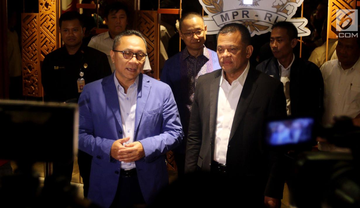 Ketua MPR Zulkifli Hasan memberikan keterangan seusai bertemu Mantan Panglima TNI Jenderal (Purn) Gatot Nurmantyo di Kompleks Parlemen, Senayan, Jakarta, Selasa (8/5). Pertemuan itu untuk membahas situasi menjelang Pilpres 2019. (Liputan6.com/Johan Tallo)