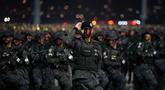 Para anggota pasukan khusus Saudi melakukan defile saat parade militer dalam persiapan pengamanan ibadah haji, di Mekah, Arab Saudi, Kamis 21 Mei 2026. (AP Photo/Altaf Qadri)