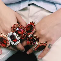 Ingin memiliki barang fashion dengan bentuk yang tidak biasa? Beberapa aksesoris ini mungkin bisa menjadi pilihan kamu. 
