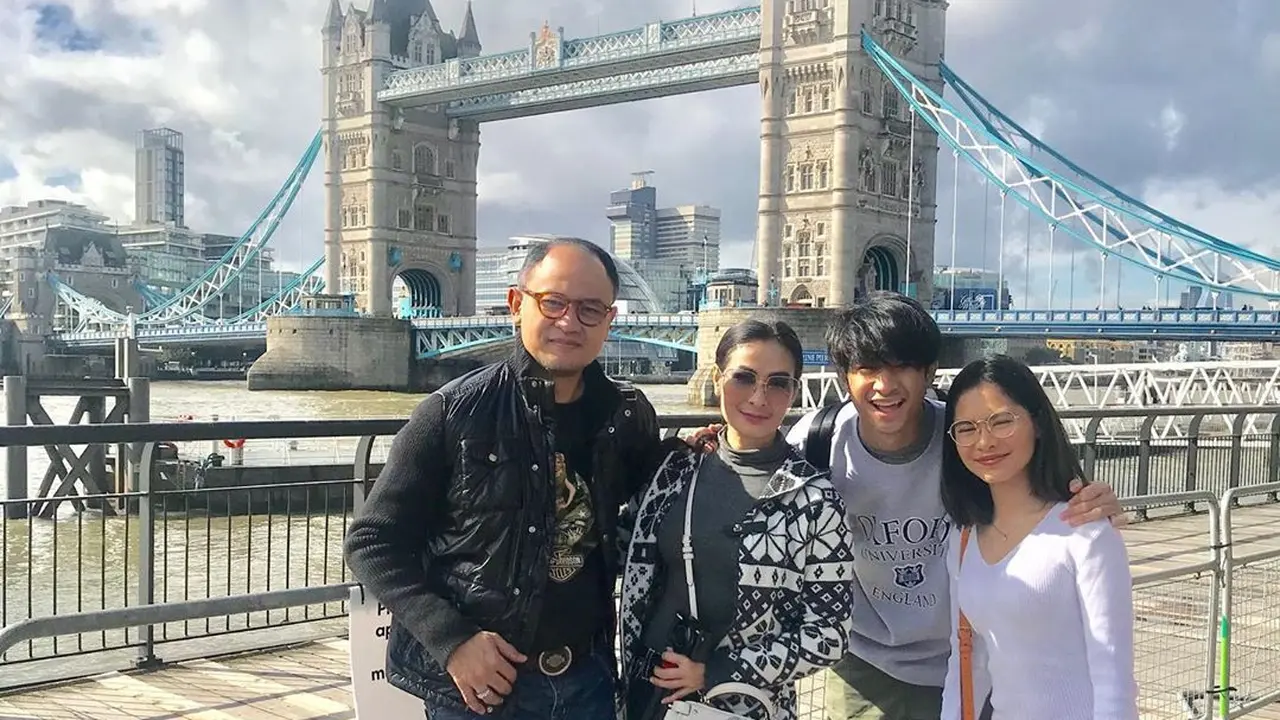 [Fimela] Iis Dahlia dan Keluarga