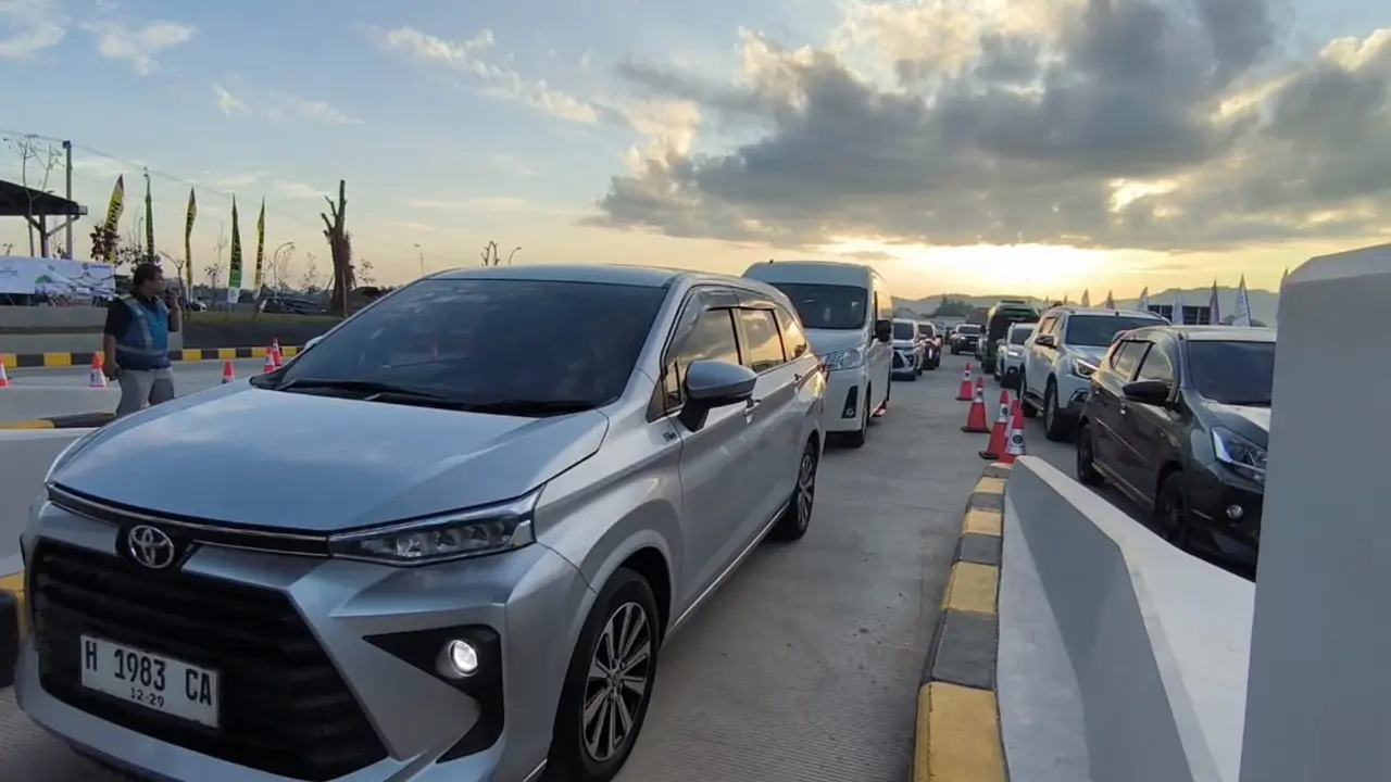 Arus Mudik 2026 di gerbang tol Puromartani