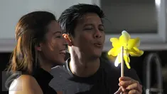 Ariel Noah beradegan mesra dengan seorang model bernama Nina Kozok pada syuting video klip 'Cinta Bukan Dusta' di Depok, Jawa Barat, Rabu (18/11/2015). Lagu tersebut merupakan bagian dari album untuk mengenang Rinto Harahap. (Liputan6.com/Herman Zakharia)
