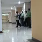 KPK menggeledah ruangan di Kantor DPRD DKI Jakarta. (Merdeka.com)