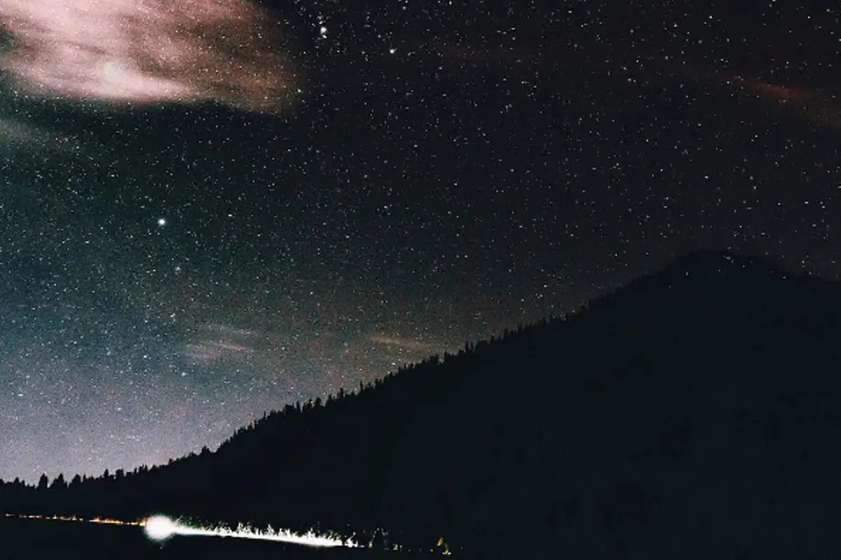 Ini 10 Potret Hujan Meteor yang Sanggup Buat Kamu Nangis