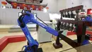 Dua robot CTR bermain lonceng kuno asli Cina pada Pameran Dunia Robot selama Konferensi Robot Dunia di Beijing, Cina,  (24/11). Konferensi robot ini diadakan selama tiga hari dari senin lalu. (REUTERS/Jason Lee)