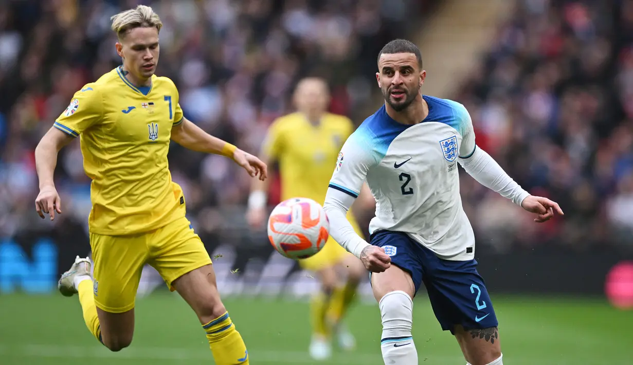 Sayap kiri Ukraina, Mykhaylo Mudryk (kiri) yang berusia 22 tahun dan sejak tengah musim 2022/2023 membela Chelsea ini tercatat sebagai pemain termahal di ajang Euro U-21 2023 bersama Sandro Tonali (Italia) dengan memiliki nilai pasar 50 juta euro atau setara Rp821 miliar. Pemain yang telah memiliki 11 caps bersama timnas senior ini hingga kini telah bermain dalam 16 laga bareng Timnas U-21 Ukraina dengan torehan 3 gol dan 3 assist. (AFP/Justin Tallis)