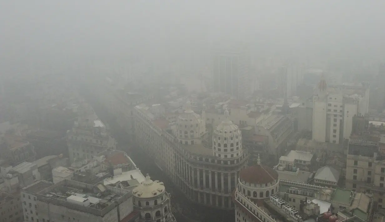 Layanan Meteorologi Nasional Argentina melaporkan, Kota Buenos Aires dan sekitarnya dilanda kepulan asap dan lapisan kabut tebal yang berasal dari kebakaran di negara tetangga Uruguay.  (AFP/Luis Robayo)
