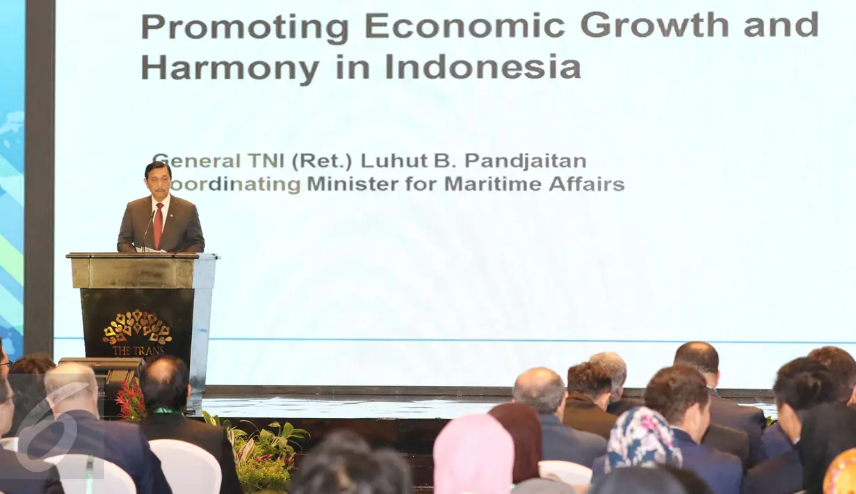 Menko Kemaritiman Luhut Binsar Pandjaitan memberikan sambutan pada Konferensi Internasional dan Pertemuan Tahunan ke-5 OIC IBRAF di Kota Bandung, Rabu (22/2). Acara itu dihadiri 40 negara di berbagai belahan negara Islam. (Liputan6.com/Helmi Afandi)