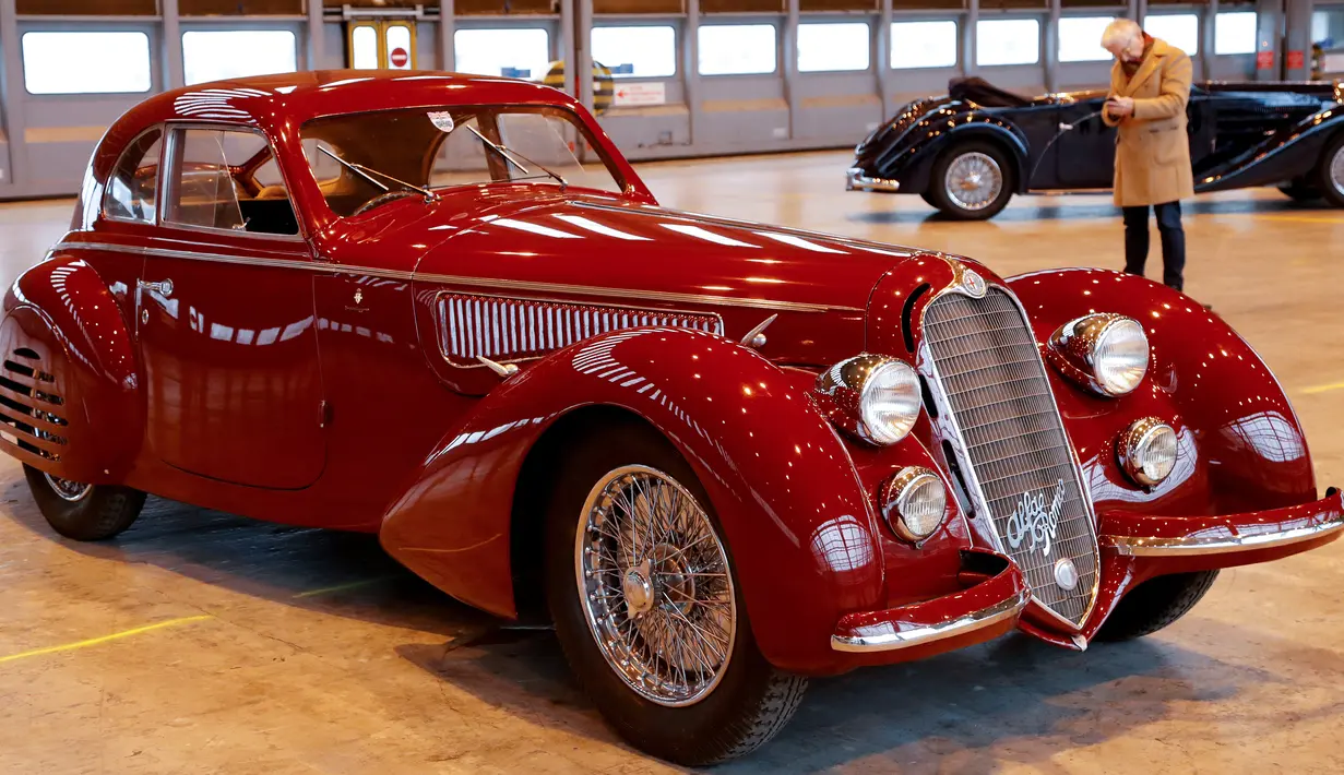 Mobil Alfa Romeo 8C 2900B tahun 1939 dipamerkan di hanggar Orly, Paris, Senin (26/11). Mobil yang akan dilelang pada acara Retromobile, 8 Februari 2019 ditaksir dengan nilai 16-22 miliar Euro atau sekitar 250-350 miliar Rupiah. (Francois Guillot / AFP)