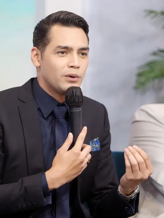 Hal ini dapat terlihat sebelumnya dalam akun media sosialnya tengah berpose di depan mobil mewah. Dalam foto di depan sport car warna kuning itu, Vanno menuliskan  ‘Thank God, one step at time’ di akun media sosial miliknya. [Foto: Bambang E Ros/Fimela.com]