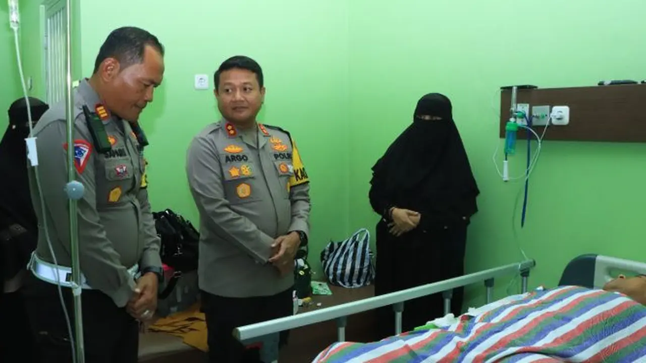 Kapolres Ngawi AKBP Argowiyono menyempatkan diri membesuk Gus Aab yang dirawat di RS Widodo. (Istimewa)