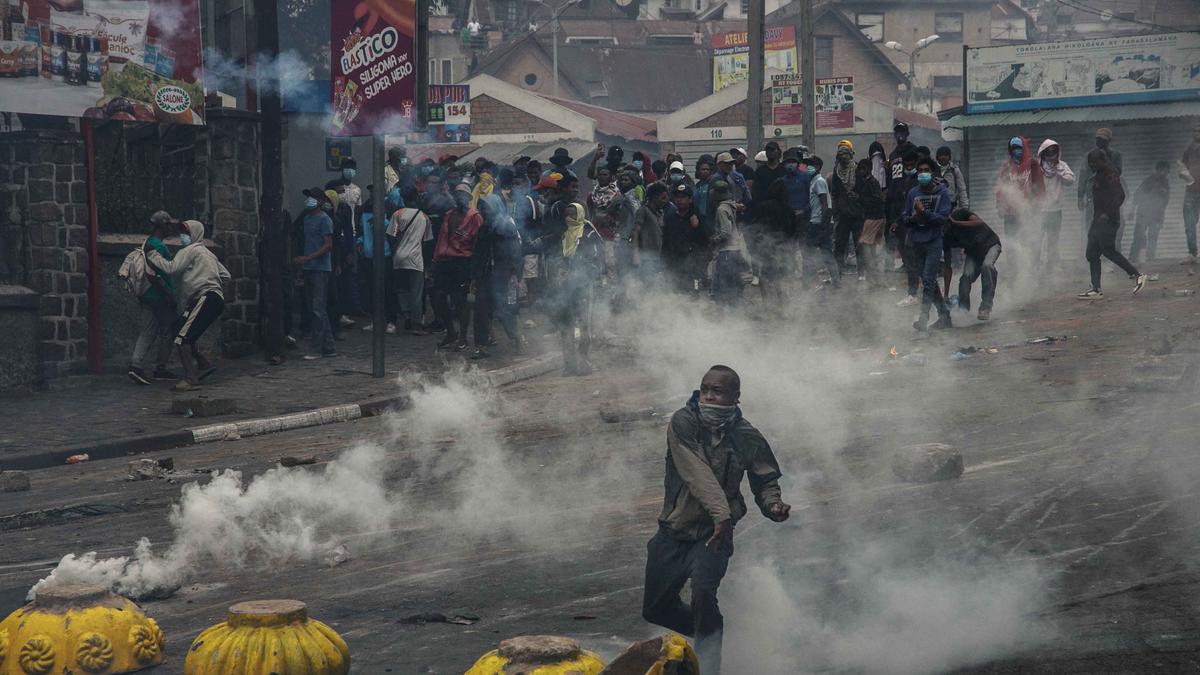 Tembakan Gas Air Mata Bubarkan Aksi Protes Gen Z di Madagaskar