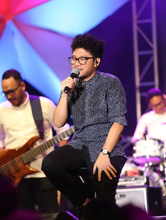 Selain Kunto, konser itu juga dimeriahkan oleh penyanyi solo Agfan. Keduanya juga tampil duet bersama. (Andy Masela/Bintang.com)