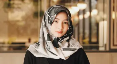 Ansellma Putri, selebgram hits yang memiliki 1,2 juta followers di Instagram ini tampil memukau saat berhijab. Ia terlihat lebih anggun dengan kenakan hijab. Ansell pun banjir pujian dengan disebut netizen semakin menawan. (Liputan6.com/IG/@ansellmaputri)