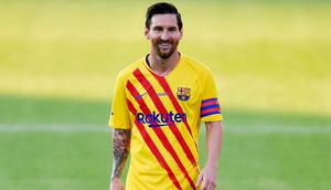 Kapten Barcelona, Lionel Messi, tersenyum saat pertandingan melawan Gimnastic pada laga uji coba di Johan Cruyff Stadium, Minggu (13/9/2020). Barcelona menang dengan skor 3-1. (AFP/Pau Barrena)