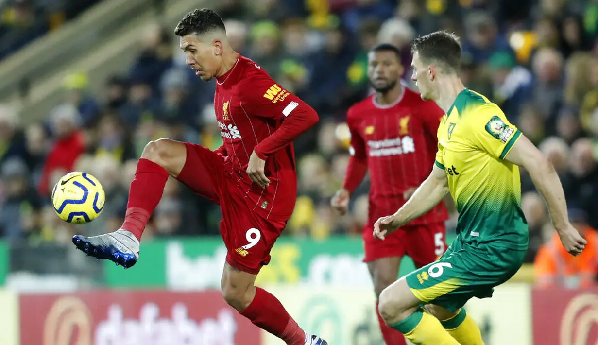 Penyerang Liverpool, Roberto Firmino, mengontrol bola saat melawan Norwich City pada laga Premier League di Stadion Carrow Road Minggu (16/2/2020). Liverpool menang 1-0 atas Norwich City. (AP/Frank Augstein)