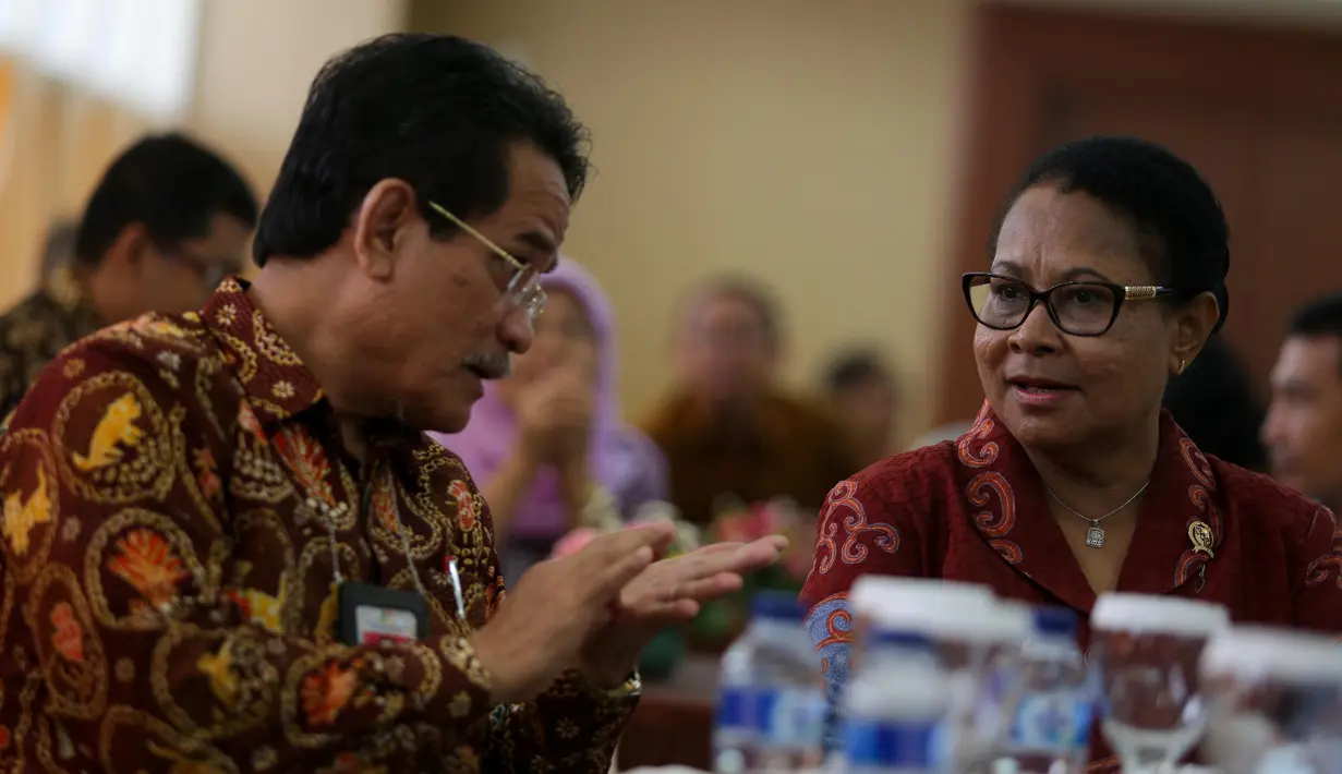 Menteri Yohana berbincang dengan Kepala BPS Suryamin saat menghadiri acara MoU kerjasama antara Kemen PPPA dengan BPS di Kantor Kemen PPPA, Jakarta, Jumat (22/5/2015). (Liputan6.com/Faizal Fanani)
