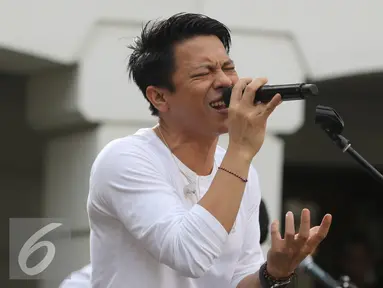 Penampilan Vokalis band Noah Ariel dalam Intimate Music Concert bertajuk "Eargasm Noah" yang digagas oleh vidio.com, di kawasan kota,Jakarta,Rabu (15/6/2016). Band Noah membawakan 8 lagu dalam konser tersebut (Liputan6.com/Herman Zakharia)