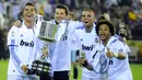 Bintang Real Madrid, Cristiano Ronaldo, bersama rekan-rekannya merayakan gelar Piala Spanyol di Stadion Mestalla, Valencia, Kamis (20/4/2011). CR 7 mengakhiri kebersamaan sembilan tahun bersama Madrid untuk hijrah ke Juventus. (AFP/Pierre Marcou)