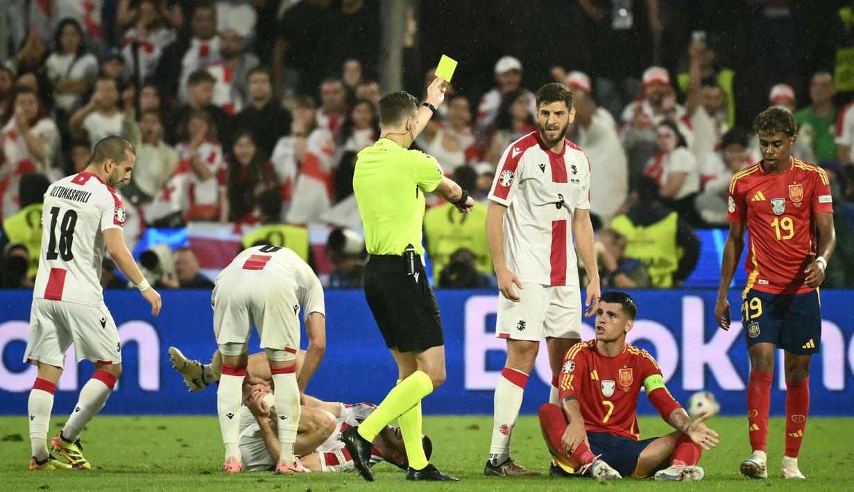 Letexier bukan wasit yang asing bagi netizen sepak bola Indonesia. Sosok wasit asal Prancis itu sempat fans tanah air murka. (AFP/Angelos Tzortzinis)