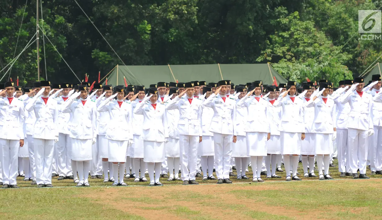 Purna Paskibraka Indonesia (PPI) 2017 memberikan hormat saat apel kebangsaan di lapangan PP-PON Kemenpora Cibubur, Jakarta Timur, Rabu (23/8). (Liputan6.com/Yoppy Renato)