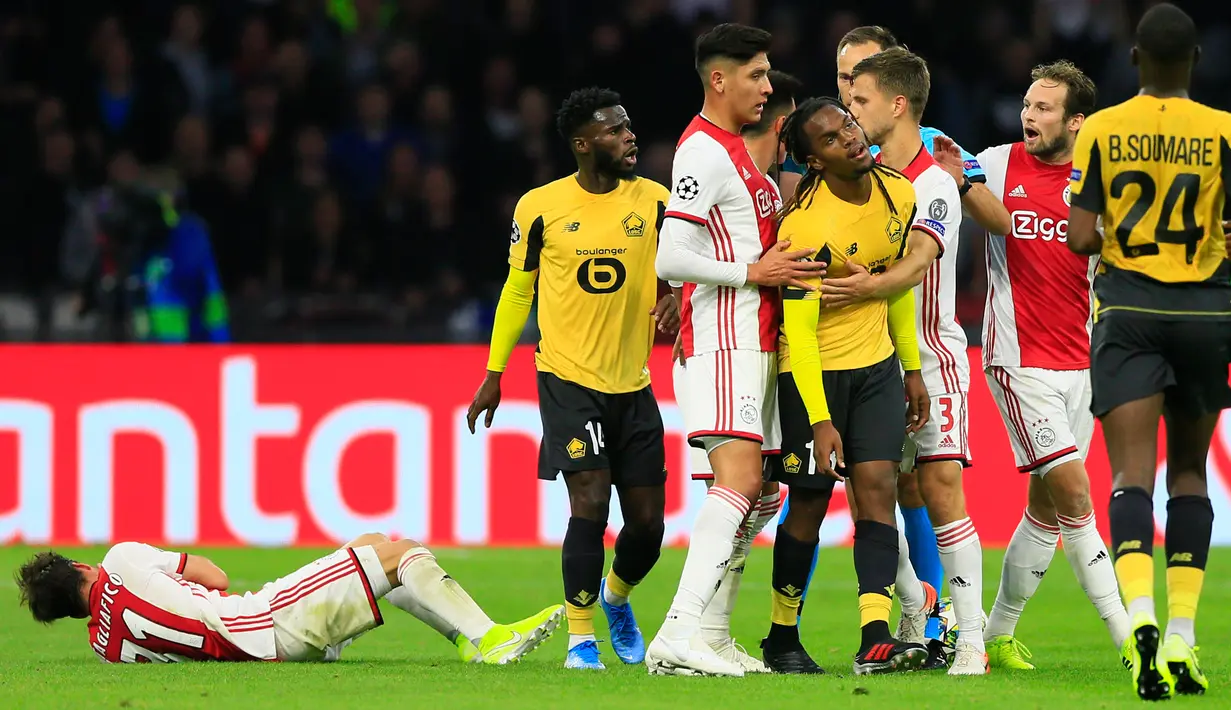 Ekspresi pemain Lille, Renato Sanches (tengah) setelah wasit memberinya kartu kuning karena melanggar pemain Ajax, Dusan Tadic pada laga Grup H Liga Champions di Amsterdam, Belanda, Selasa (17/9/2019). Ajax memuncaki klasemen Grup H Liga Champions usai mengalahkan Lille 3-0. (AP Photo/Peter Dejong)