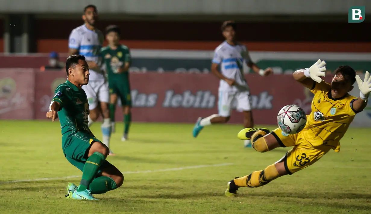 Pemain Persebaya Surabaya, Samsul Arif (kiri) berusaha mencetak gol ke gawang Persela Lamongan dalam laga pekan ke-8 BRI Liga 1 2021/2022 di Stadion Maguwoharjo, Sleman, Kamis (21/10/2021). (Bola.com/Bagaskara Lazuardi)