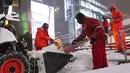 Petugas kebersihan membersihkan salju di Times Square, New York, Amerika Serikat (16/12/2020). Akibat badai salju menyebabkan sedikit pemadaman listrik dan melumpuhkan penundaan transportasi. (Xinhua/Wang Ying)