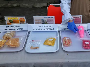 Petugas Balai Besar Pengawas Obat dan Makanan (BBPOM) DKI Jakarta menguji sampel takjil di kawasan Bendungan Hilir, Jakarta, Rabu (5/4/2023). (Liputan6.com/Angga Yuniar)