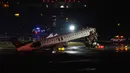 Insiden ini menyebabkan dua orang tewas, yakni pilot dan ko-pilot. Sementara, sejumlah petugas mengalami luka serius serta gangguan operasional penerbangan. Tampak dalam foto, sebuah pesawat Air Canada Express terparkir di landasan pacu Bandara LaGuardia, New York, Amerika Serikat, Senin 23 Maret 2026, setelah bertabrakan dengan kendaraan Otoritas Pelabuhan. (AP Photo/Ryan Murphy)