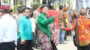 Ketua Umum PPP Romahurmuziy berjalan menuju Gedung Graha Saba Buana, Solo, Rabu (8/11). Sejumlah tokoh nasional dan pejabat menghadiri Ijab Kabul pernikahan putri Presiden Jokowi, Kahiyang Ayu dengan Bobby Nasution. (Liputan6.com/Angga Yuniar)