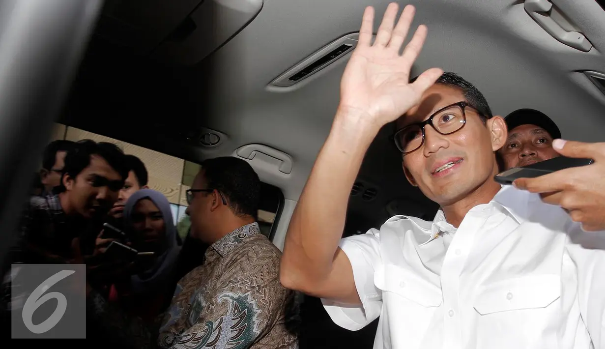 Pasangan Bakal Calon Gubernur dan Wakil Gubernur DKI, Anies Baswedan dan Sandiaga Uno usai mendatangi KPK, Jakarta, Kamis (29/9). Sandiaga menyerahkan dokumen LHKPN terkait pencalonannya di Pikada DKI Jakarta 2017. (Liputan6.com/Helmi Afandi)
