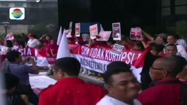 Gerakan Indonesia waras yang terdiri dari sejumlah seniman, budayawan, dan aktivis antikorupsi, mengelar aksi damai di gedung KPK.