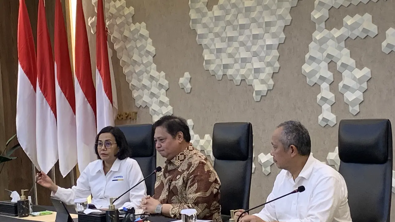 Menteri Keuangan Sri Mulyani Indrawati (kiri) dalam konferensi pers di kantor Kementerian Koordinator Bidang Perekomonian, Senin (6/11/2023). Tasha/Liputan6.com)