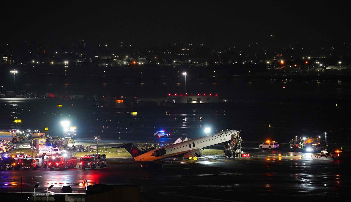 Otoritas penerbangan di New York, Amerika Serikat menyebut, kejadian itu berlangsung saat pesawat mendarat. Tampak dalam foto, sebuah pesawat Air Canada Express terparkir di landasan pacu Bandara LaGuardia, New York, Amerika Serikat, Senin 23 Maret 2026, setelah bertabrakan dengan kendaraan Otoritas Pelabuhan. (AP Photo/Ryan Murphy)