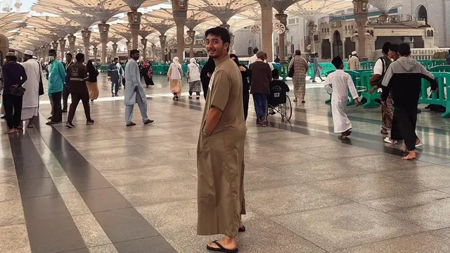 Potret Bryan Domani Pakai Baju Koko, Curi Perhatian