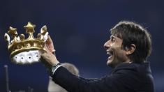 Pelatih Chelsea, Antonio Conte merayakan kemenangan dengan sebuah mahkota usai timnya melawan Watford pada laga Premier League di Stamford Bridge stadium, London, (15/5/2017). Chelsea menang 4-3. (AP/Matt Dunham)