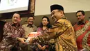 Ketua DPD Irman Gusman menerima laporan hasil Ikhtisar semester I tahun 2014 Ketua BPK Ketua BPK Harry Azhar Aziz, Jakarta, Jumat (5/12/2014). (Liputan6/Andrian M Tunay) 