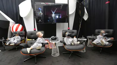 Empat anak lelaki berkepala botak bermain Virtual Reality (VR) menggunakan layanan 5G di tempat pengalaman LG UPlus 5G di Seoul, Korea Selatan (7/5/ 2019). Sepuluh anak terpilih mendapatkan pengalaman menjadi biksu dalam rangkaian acara peringatan hari lahir Buddha. (AP Photo/Ahn Young-joon)