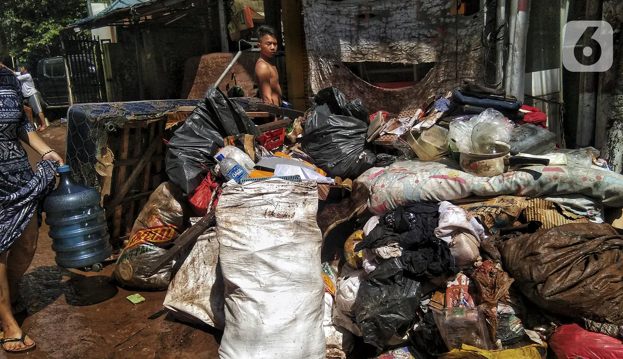 Tumpukan sampah sisa banjir di Kebalen, Jakarta, Minggu (21/2/2021). Banjir yang terjadi kemarin karena curah hujan yang tinggi meninggalkan sampah di rumah warga. (Liputan6.com/Johan Tallo)