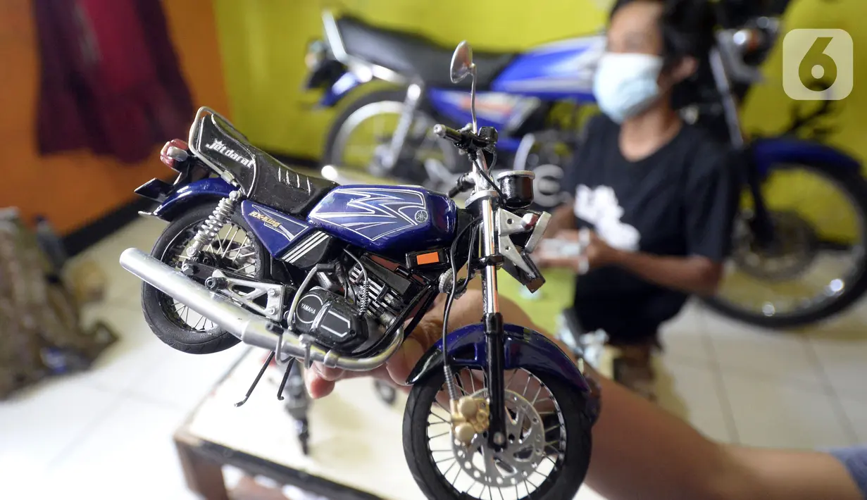 Miniatur motor RX King diperlihatkan di Kelurahan Serua, Ciputat, Tangerang Selatan, Sabtu (17/10/2020). Miniatur dari limbah korek api, pipa plastik, kabel, kaleng minuman, dan kawat itu dijual seharga Rp 400 - Rp 450 ribu per unit. (merdeka.com/Dwi Narwoko)
