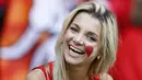 Fans Polandia tersenyum saat tertangkap kamera saat laga Swiss melawan Polandia pada babak 16 besar Piala Eropa 2016 di Stadion Geoffroy-Guichard, Saint-Etienne (26/6/2016) WIB. (REUTERS/Jason Cairnduff)